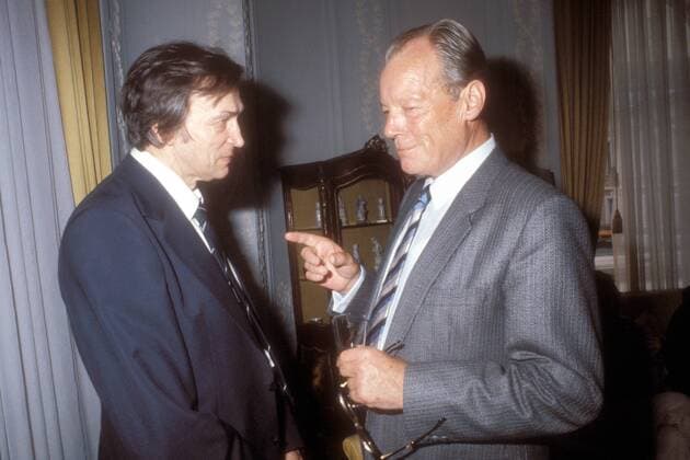 Bundeskanzler Willy Brandt (re., GER SPD) und Diplomat Valentin Michajlowitsch Falin (URS) während eines Empfangs in der Residenz des deutschen Botschafters in Moskau