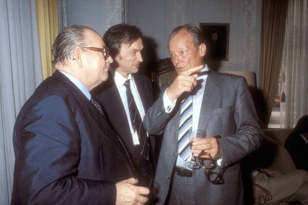 V.r.n.l.: Bundeskanzler Willy Brandt (GER SPD), Diplomat Valentin Michajlowitsch Falin (URS) und Wolfram Dorn (GER FDP Parlamentarischer Staatssekretär) während eines Empfangs in der Residenz des deutschen Botschafters in Moskau