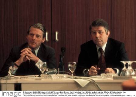 Kurt Biedenkopf (re., GER Generalsekretär der CDU) und Walther Leisler Kiep (GER CDU Justizminister Niedersachsen) während einer Pressekonferenz