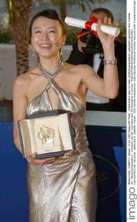 Preisträgerin Jeon Do-yeon (KOR Schauspielerin) präsentiert glücklich ihre Trophäe als - Beste Schauspielerin - anlässlich der 60. Internationalen Filmfestspiele in Cannes -  (can2007052718)