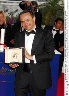 Regisseur Andrei Zvyagintsev (RUS) posiert stellvertretend für Preisträger Konstantin Lawronenko als Bester Schauspieler aus seinem Film - Izgnanie (The Banishment) - mit der Trophäe anlässlich der 60. Internationalen Filmfestspiele in Cannes - 