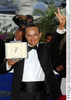 Regisseur Andrei Zvyagintsev (RUS) posiert stellvertretend für Preisträger Konstantin Lawronenko als Bester Schauspieler aus seinem Film - Izgnanie (The Banishment) - mit der Trophäe anlässlich der 60. Internationalen Filmfestspiele in Cannes - 
