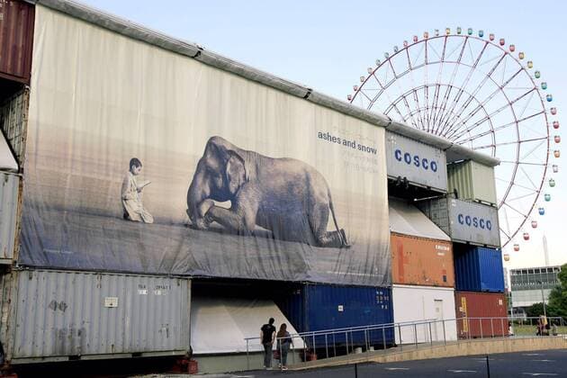 Architektur von Shigeru Ban Nomadic Museum aus Containern von Architekt Shigeru Ban in Tokio - 