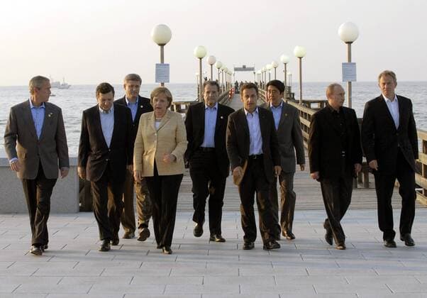 V.l.n.r.: Präsident George W. Bush (USA), Jose Manuel Barroso (POR Präsident Europäische Kommission), Premierminister Stephen Harper (CAN), Bundeskanzlerin Angela Merkel (GER CDU), Ministerpräsident Romano Prodi (ITA), Präsident Nicolas Sarkozy (FRA), Premierminister Shinzo Abe (JPN) Präsident Wladimir Putin (RUS) und Premierminister Tony Blair (GBR) während eines Spaziergangs auf der Seebrücke in Heiligendamm anlässlich des Weltwirtschaftsgipfels -  (hei2007060720)
