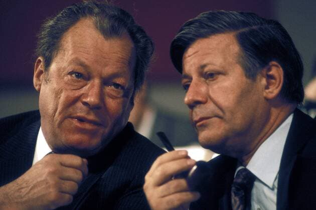 Bundeskanzler Willy Brandt (GER SPD) und Helmut Schmidt (GER SPD) während einer Unterhaltung