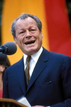 Bundeskanzler Willy Brandt (GER SPD) während einer Rede vor der deutschen Flagge