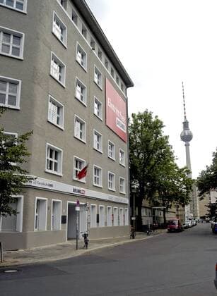 Karl-Liebknecht-Haus am Rosa-Luxemburg-Platz in Berlin-Mitte - hinten der Berliner Fernsehturm