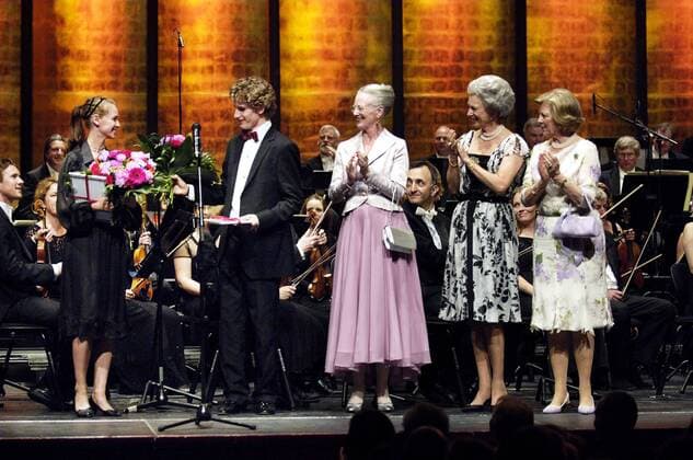 Königin Margrethe II. von Dänemark (Mitte, DEN), Prinzessin Benedikte von Dänemark (2.v.re., DEN) und Anne-Marie Dagmar Ingrid von Dänemark (re., DEN) mit den Preisträgern Christina L. Olsen (li., DEN Balletttänzerin) und Musiker Andreas Brantelid (SWE) während der Verleihung des - Queen Ingrid Price - in Kopenhagen - 