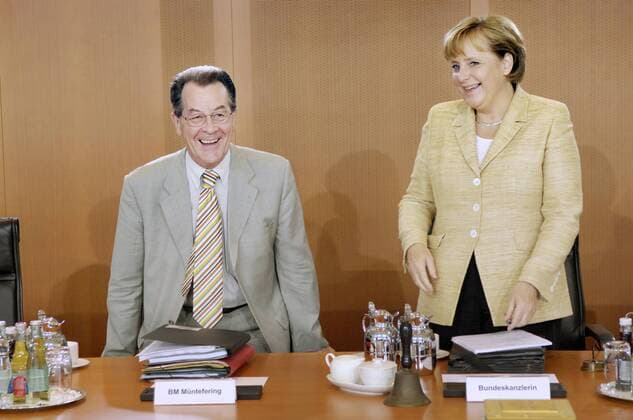 Bundeskanzlerin Angela Merkel (GER CDU) und Bundesarbeitsminister Franz Müntefering (GER SPD) am Rande einer Kabinettssitzung in Berlin