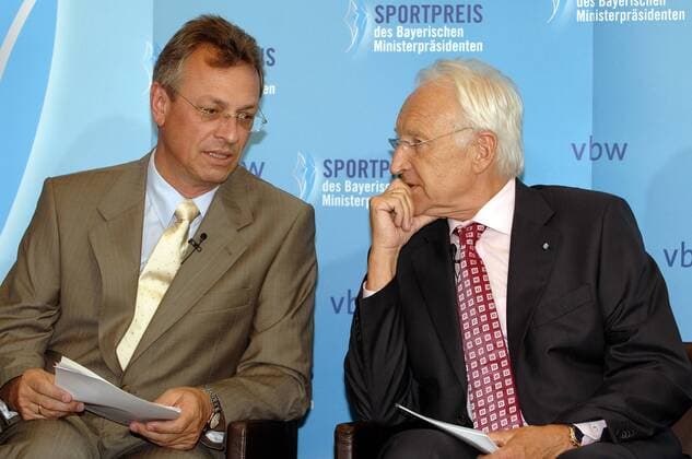 Edmund Stoiber (re., GER CSU Ministerpräsident Bayern) und Siegfried Schneider (GER CSU Kultusminister Bayern) anlässlich der Pressekonferenz zum Sportpreis des Bayerischen Ministerpräsidenten in München