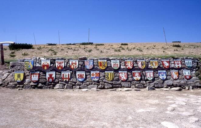 Wappen der Elbstädte an der Quelle der Elbe im Riesengebirge