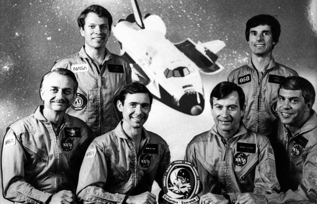 Ulf Merbold, 80. Geburtstag am 20. Juni V.l.n.r. Owen Garriott (USA NASA Missionsspezialist), Byron Lichtenberg (USA NASA Nutzlastspezialist), Brewster Shaw (USA NASA Pilot), John Young (USA NASA Kommandant), Ulf Merbold (GER ESA Nutzlastspezialist), Robert Parker (USA NASA Missionsspezialist) mit einem Model der Raumfähre Columbia - Besatzung des STS-9 anlässlich eines Pressetermins im Kennedy Space Center - Cape Canaveral