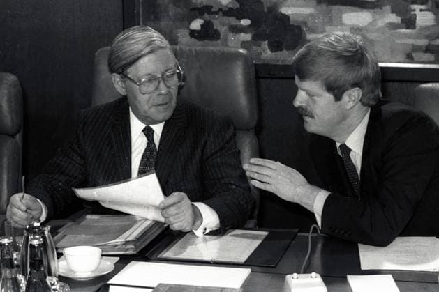 Bundeskanzler Helmut Schmidt (li., GER SPD) und Manfred Lahnstein (GER SPD Chef des Bundeskanzleramtes) anlässlich einer Kabinettssitzung in Bonn