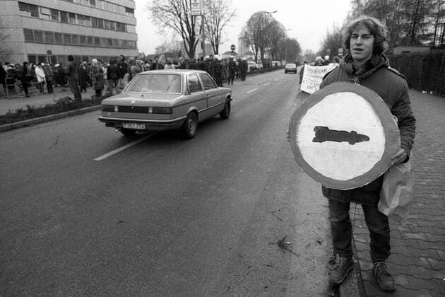 Raketen verboten - Mann mit einem Schild bei der Demonstration gegen die Stationierung von Pershing-II-Raketen in Frankfurt am Main