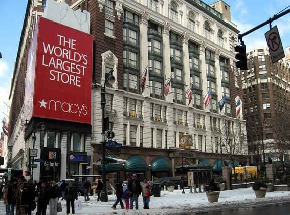 The worlds largest store - Werbung am Kaufhaus - Macys - an der 34. Straße in New York City