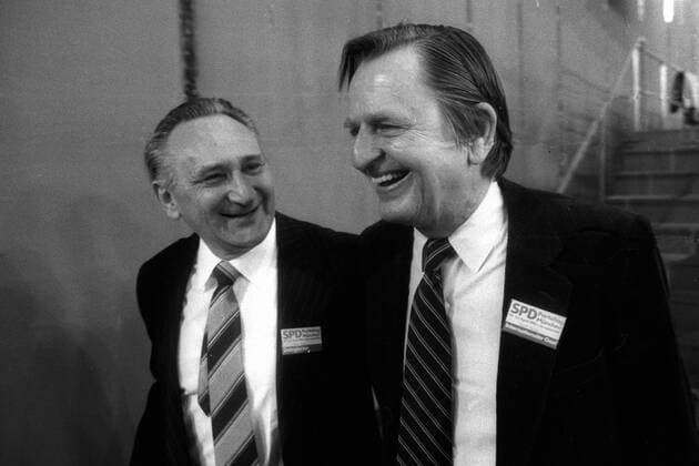 Egon Bahr (li., GER SPD) als Delegierter und Ministerpräsident Olof Palme (SWE) als internationaler Gast auf dem Bundesparteitag der SPD in München
