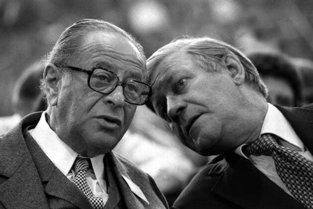 Bundeskanzler Bruno Kreisky (li., AUT SPÖ) und Bundeskanzler Helmut Schmidt (GER SPD) auf dem Bundesparteitag der SPD in München