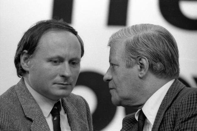Oskar Lafontaine (li., GER SPD Landesvorsitzender Saarland) und Bundeskanzler Helmut Schmidt (GER SPD) und auf dem Bundesparteitag der SPD in München