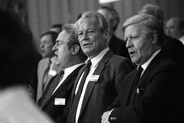 Wacht auf, Verdammte dieser Erde: V.l.n.r.: Johannes Rau (GER SPD Ministerpräsident Nordrhein-Westfalen), Willy Brandt (GER SPD-Bundesvorsitzender) und Bundeskanzler Helmut Schmidt (GER SPD) singen die Internationale auf dem Bundesparteitag der SPD in München