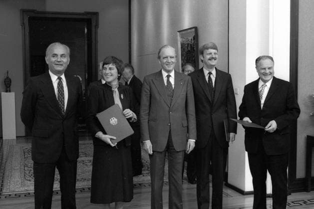 V.l.n.r.: Hans Matthöfer (GER SPD Bundespostminister), Anke Fuchs (GER SPD Bundesgesundheitsministerin), Bundespräsident Karl Carstens (GER CDU), Manfred Lahnstein (GER SPD Bundesfinanzminister) und Heinz Westphal (GER SPD Bundesarbeitsminister) anlässlich der Ernennung neuer Bundesminister durch den Bundespräsidenten in Bonn