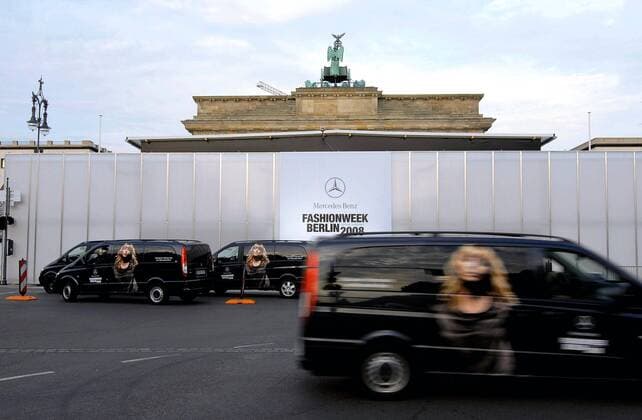 Von Mercedes-Benz gesponserte Fahrzeuge vor dem Veranstaltungsort der - Mercedes-Benz Fashionweek Spring Summer 2008 - am Brandenburger Tor in Berlin