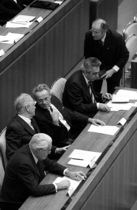 Staatsratsvorsitzender Egon Krenz (2.v.re., GDR SED) und Gesundheitsminister Ludwig Mecklinger (2.v.u., GDR SED) während einer Sitzung der Volkskammer in Berlin Ost