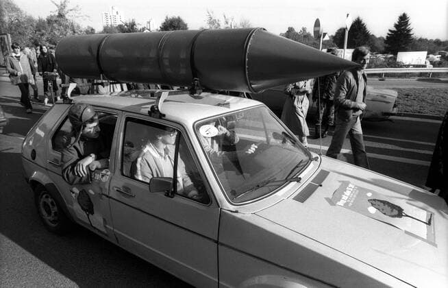 Friedensaktivisten mit Raketen-PKW protestieren gegen die NATO-Nachrüstung von Mittelstreckenraketen Pershing 2 und Marschflugkörpern (Cruise Missiles) in Stuttgart