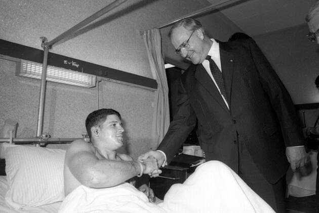 Bundeskanzler Helmut Kohl (re., GER CDU) während seines Besuches der verletzten US-Marines aus Beirut im US Air Force Hospital in Wiesbaden