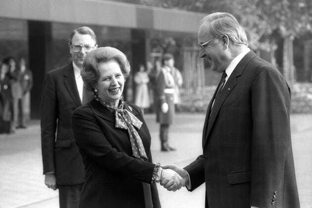 Bundeskanzler Helmut Kohl (re., GER CDU) empfängt Premierminister Margaret Thatcher (GBR) herzlich in Bonn
