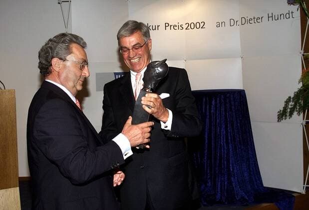 Preisträger Dr. Dieter Hundt (li., GER Präsident der Bundesvereinigung der deutschen Arbeitgeberverbände) zusammen mit Günter Baumann (GER IHK-Präsident Stuttgart) anlässlich der Verleihung des - Merkur 2002 - in Stuttgart