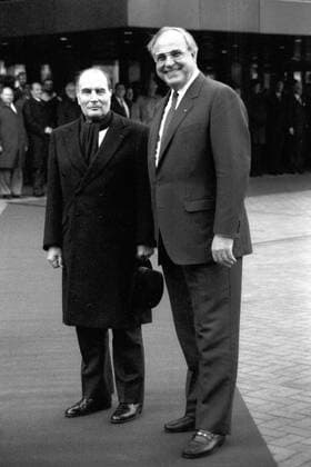 Bundeskanzler Helmut Kohl (re., GER CDU) und Präsident Francois Mitterrand (FRA) anlässlich des Deutsch-Französischen Gipfels in Bonn