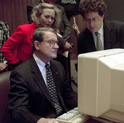 Bobby Kotick (re. USA Chairman & CEO Activision) zeigt William Webster (USA Ex-CIA-Direktor) das Computerspiel Spycraft anlässlich der Präsentation in Washington -  (WAP9602280729814-595)