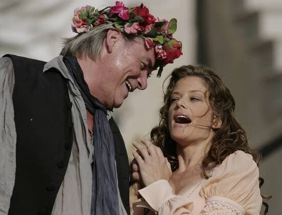 Sängerin Marie Bäumer (GER Buhlschaft) und Sänger Peter Simonischek (AUT Jedermann) während eines Pressetermins zu - Jedermann - anlässlich der Salzburger Festspiele 2007 in Salzburg 