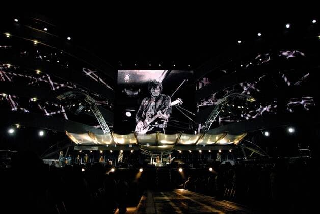 Bildschirm zeigt Gitarrist Ron Woods (GBR The Rolling Stones) anlässlich eines Konzertes in Warschau -  EN00143180025