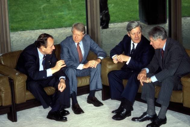 V.l.n.r.: Bundesaußenminister Hans-Dietrich Genscher (li., GER FDP), Präsident Jimmy Carter (2.v.li., USA), Bundeskanzler Helmut Schmidt (2.v.re., GER SPD) in Bonn
