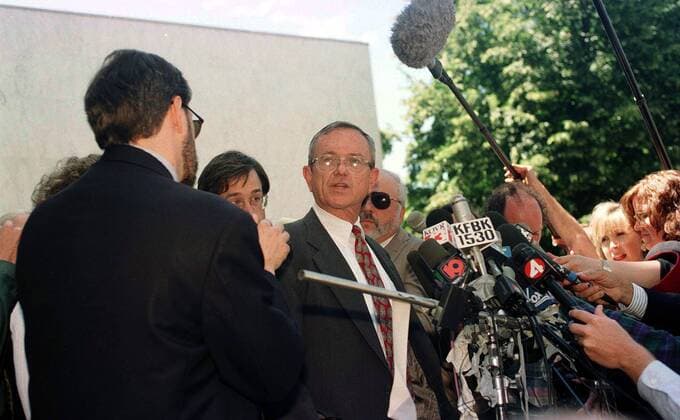 Anwalt Quin Denvir (Mitte, USA) stellt sich den Fragen der Journalisten in Sacramento -  (BCP96062502)