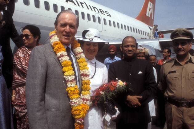 Bundespräsident Karl Carstens (li., GER CDU) und Ehefrau Veronica Carstens (2.v.li., GER Ehefrau von Bundespräsident Karl Carstens) auf dem Flughafen Neu Delhi