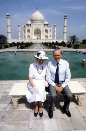 Bundespräsident Karl Carstens (re., GER CDU) und Ehefrau Veronica Carstens (GER) besuchen das Taj Mahal in Agra