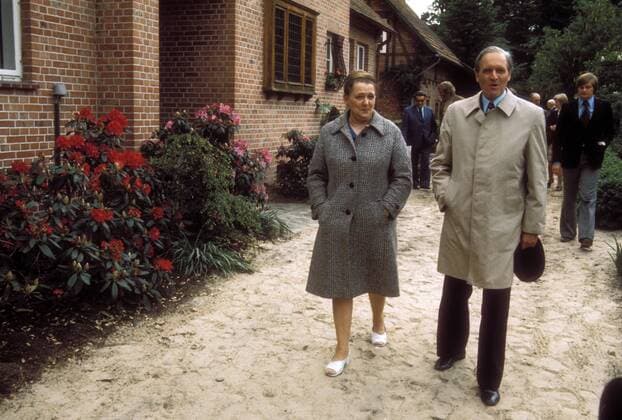 Bundespräsident Karl Carstens (vorn re., GER CDU) auf dem Moselwanderweg