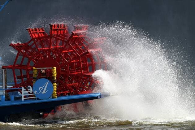 Rotes Schaufelrad eines Raddampfers auf der Elbe in Hamburg