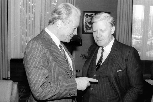 Willy Brandt (li., GER SPD-Bundesvorsitzender) und Bundeskanzler Helmut Schmidt (GER SPD) anlässlich des Neujahrsempfangs des Bundeskanzlers in Bonn