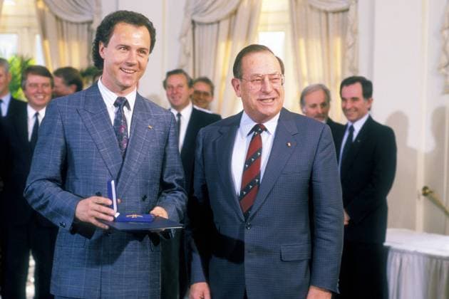 Franz Beckenbauer (GER) bekommt von Innenminister Friedrich Zimmermann (re., GER) das Silberne Lorbeerblatt verliehen