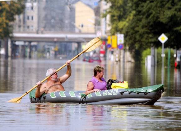 Hochwasser - Älteres Ehepaar im Ruderboot auf der Schweriner Straße in Dresden