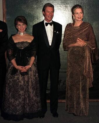 Kronprinz Pavlos und Prinzessin Marie Chantal von Griechenland (li., beide GRE) mit Königin Noor al Hussein von Jordanien (JOR) anlässlich der Benefit Dinner Party der Mentor Stiftung in New York -  (NYP97121603)