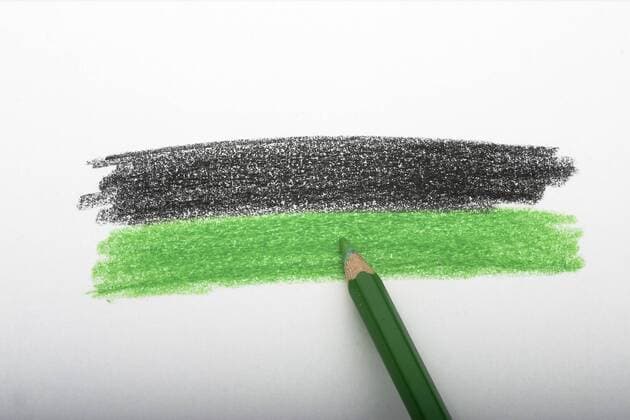 Mit Buntstift gemalter schwarzer und grüner Streifen