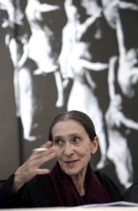Tänzerin Pina Bausch (GER) während einer Pressekonferenz in Peking - 