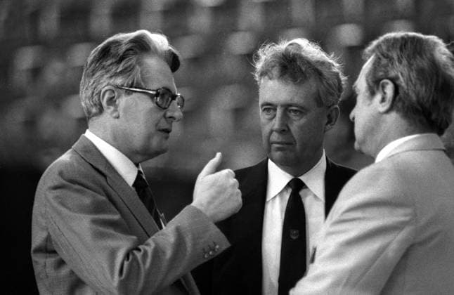 V.l.n.r.: Hans-Jochen Vogel (GER SPD-Fraktionsvorsitzender Berlin), Hans Apel (GER SPD Bundesverteidigungsminister) und Johannes Rau (GER SPD Ministerpräsident Nordrhein-Westfalen) während des Bundesparteitages der SPD in München