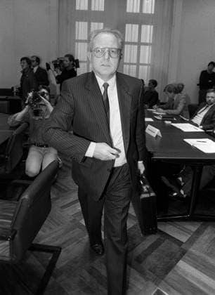 Bundesfinanzminister Roger Asmussen (GER CDU) während einer Anhörung vor dem Untersuchungsausschuss in der Barschel-Affäre in Kiel