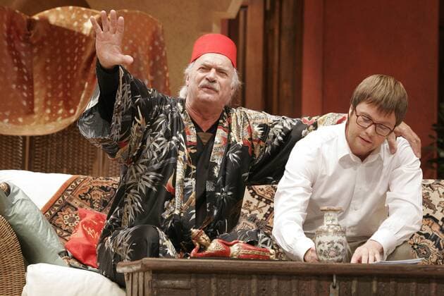Schauspieler Achim Wolff (li., GER) als Fernando Cano und Torben Krämer (GER) als Ricardo Cano während der Probe zur Komödie - Geschichten von Mama und Papa - von Alfonso Paso im Theater am Kurfürstendamm in Berlin