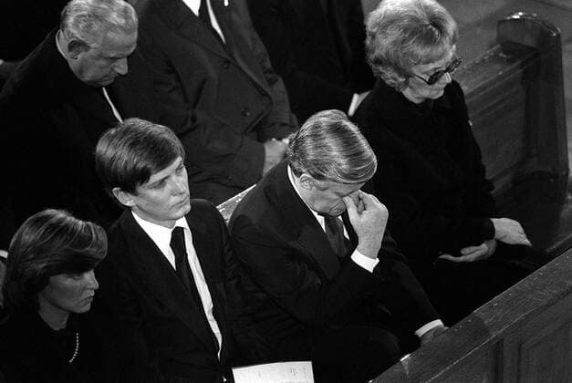 Bundeskanzler Helmut Schmidt (Mitte, GER SPD) mit Waltrude (re.) und Eberhard Schleyer (beide GER Witwe und Sohn von Hanns-Martin Schleyer) während der Trauerfeier für den ermordeten Hanns-Martin Schleyer (GER Präsident Bundesvereinigung der Deutschen Arbeitgeberverbände) in Stuttgart
